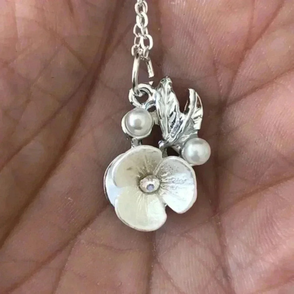 Pretty Spring Floral Flower Antique Style Pendant Necklace 1 NWT - Picture 1 of 2